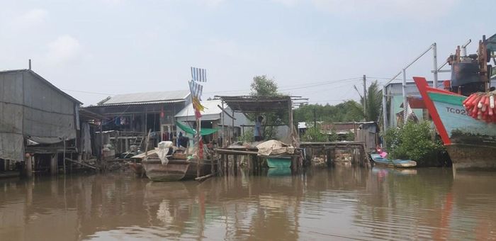 Cà Mau có rất nhiều người dân cất nhà ven sông, vì vậy luôn canh cánh nỗi lo sạt lở