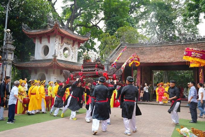 Nghi thức rước kiệu và chạy kiệu