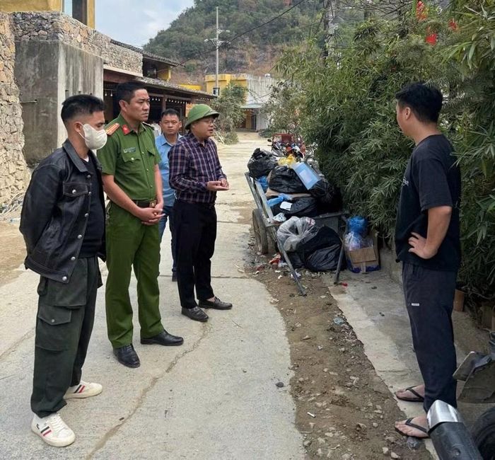 Ban lãnh đạo xã thực hiện kiểm tra cơ sở kinh doanh lưu trú
