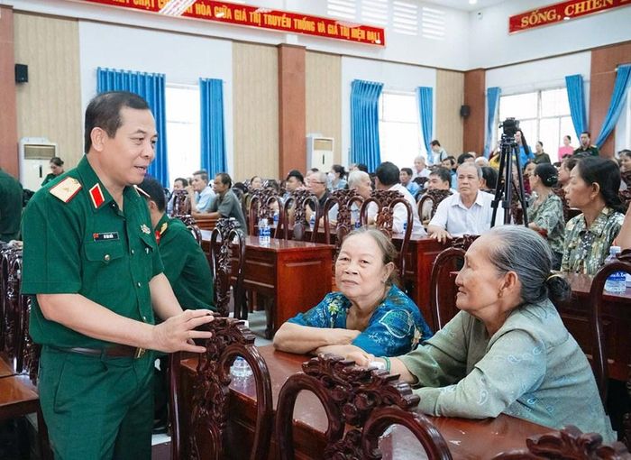 Thiếu tướng Vũ Văn Điền thăm hỏi bà con địa phương