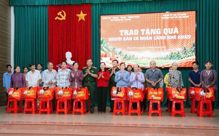 Bộ Tư lệnh TP.HCM cùng các nhà tài trợ trao quà cho các hộ nghèo, cận nghèo, hộ có hoàn cảnh khó khăn tại địa phương