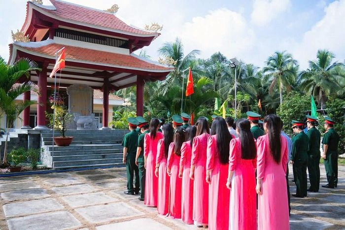 Tuyến đường dẫn vào Bia truyền thống lực lượng vũ trang Sài Gòn - Gia Định