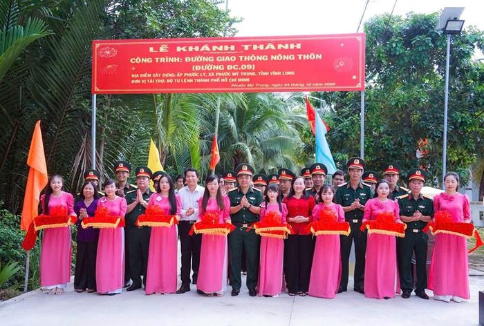 Các đại biểu thực hiện nghi thức khánh thành đường nông thôn