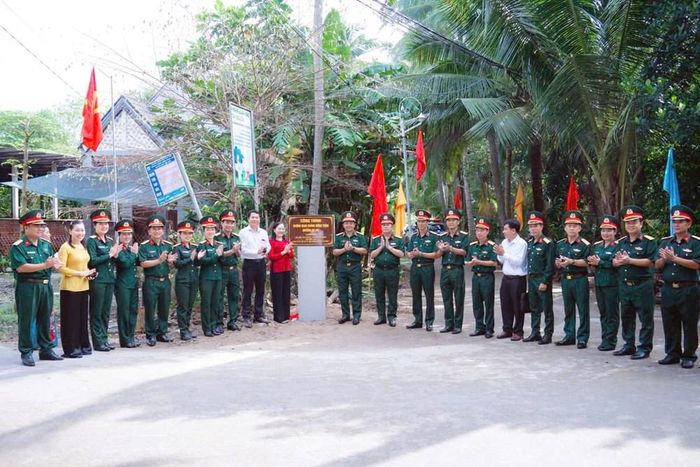 Bộ Tư lệnh TP.HCM phối hợp tổ chức khánh thành đường nông thôn tại tỉnh Vĩnh Long