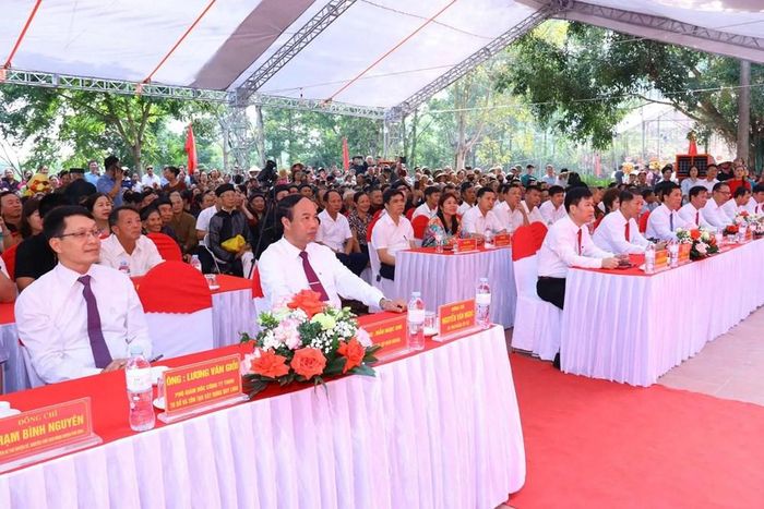 Các đại biểu tham dự lễ khánh thành đền Đót. Ảnh: Mạnh Nghinh