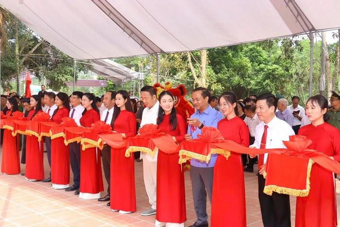 Lễ cắt băng khánh thành công trình tu bổ, tôn tạo di tích lịch sử và thắng cảnh đền Đót. Ảnh: Mạnh Nghinh