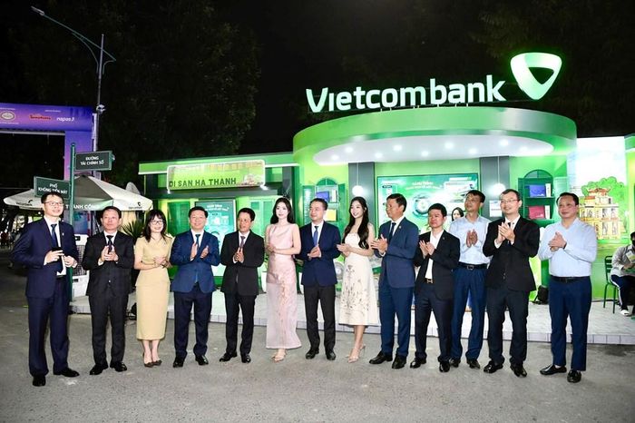 Các đại biểu đi thăm gian hàng tại Sóng Festival 2026