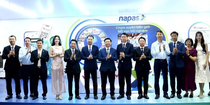 Các đại biểu đi thăm gian hàng tại Sóng Festival 2026