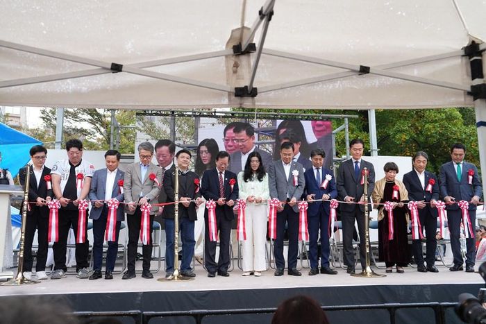 Các đại biểu cắt băng khai mạc Vietnam Food Festival 2026
