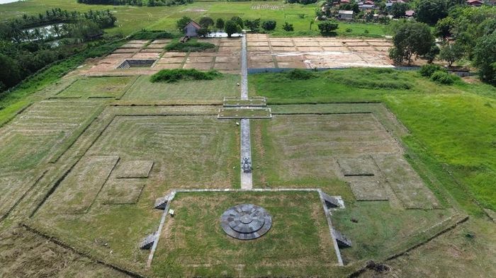 Đàn tế Nam Giao thuộc Di sản thế giới Thành Nhà Hồ, tọa lạc trên địa bàn xã Vĩnh Lộc, tỉnh Thanh Hóa gồm 5 cấp nền kết cấu từ cao xuống thấp