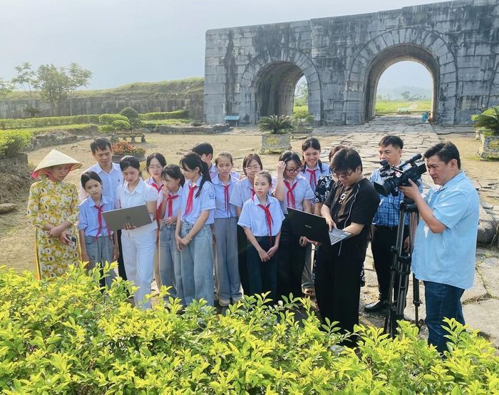 Học sinh trường Trung học cơ sở Vĩnh Lộc phân hiệu 1 (xã Vĩnh Lộc) tham quan, tìm hiểu tại Di sản Thành nhà Hồ