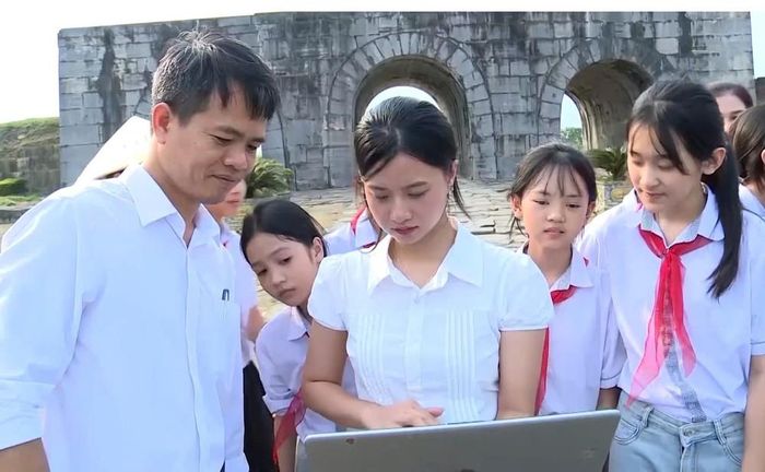 Thầy giáo Đỗ Trương Thuận, Phó Hiệu trưởng phụ trách phân hiệu 1 - trường Trung học cơ sở Vĩnh Lộc đồng hành cùng học sinh trong các hoạt động ngoại khóa liên quan đến di sản trên quê hương