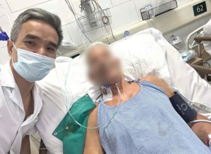 Bác sĩ Bệnh viện Bạch Mai chụp ảnh cùng người bệnh sau khi hồi phục. Ảnh: Bác sĩ cung cấp
