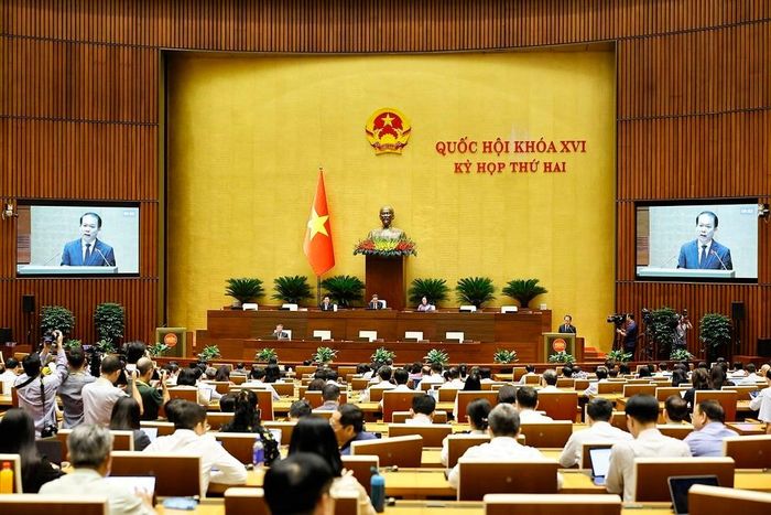 Bộ trưởng Bộ Tư pháp Hoàng Thanh Tùng, thừa ủy quyền của Thủ tướng Chính phủ trình bày tờ trình về 02 dự án: Luật Tài nguyên, môi trường biển và hải đảo (sửa đổi); Luật sửa đổi, bổ sung một số điều của Luật Bảo vệ môi trường