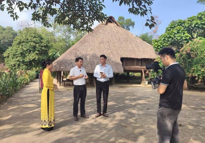 Chương trình đưa người xem tới làng Mường tại Làng Văn hóa - Du lịch các dân tộc Việt Nam