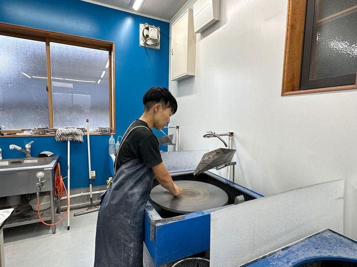 Nghệ sĩ thủy tinh Kojima Yukako mài thùy tinh để tạo hình tác phẩm