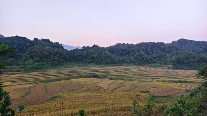 Đường vào thôn Lặn Ngoài lúc chiều muộn. Ảnh: Huy Thông