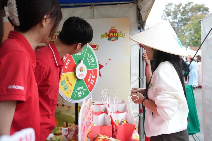 Du khách tham quan các gian trưng bày tại Vietnam Food Festival 2026