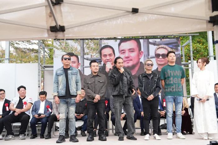 Ban nhạc Bức Tường và ca sĩ MIN tham gia biểu diễn tại sự kiện