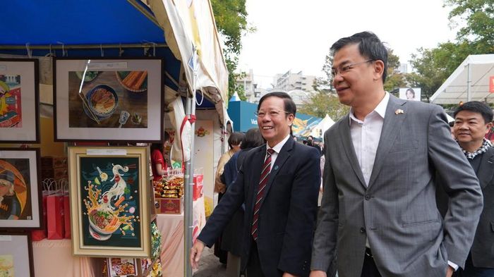 Ông Phạm Quang Hiệu (bìa phải) - Đại sứ Đặc mệnh toàn quyền Việt Nam tại Nhật Bản và ông Trương Minh Tiến tham quan gian trưng bày Phở