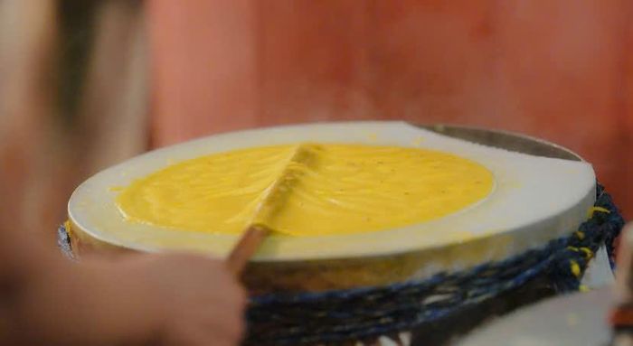 Công việc tráng bánh truyền thống tại làng cổ Nham Biều (Huế)