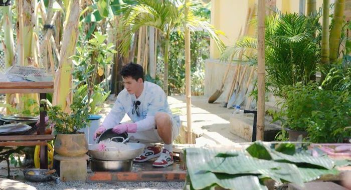 Hình ảnh Quốc Thiên đảm nhận khâu rửa bát