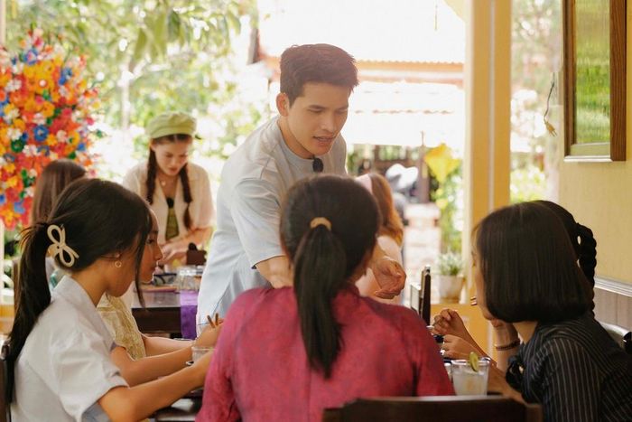 Các thành viên tham gia phục vụ các bữa ăn