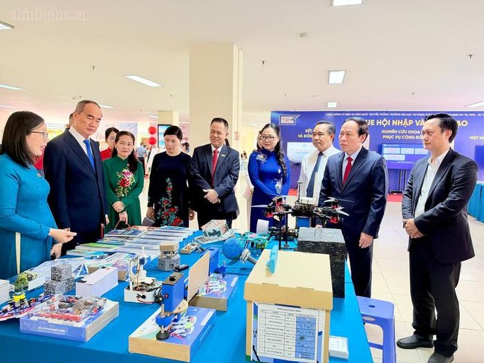 Phó Thủ tướng Chính phủ Lê Tiến Châu và các đại biểu thăm triển lãm của trường - Ảnh: chinhphu.vn/Thu Sa