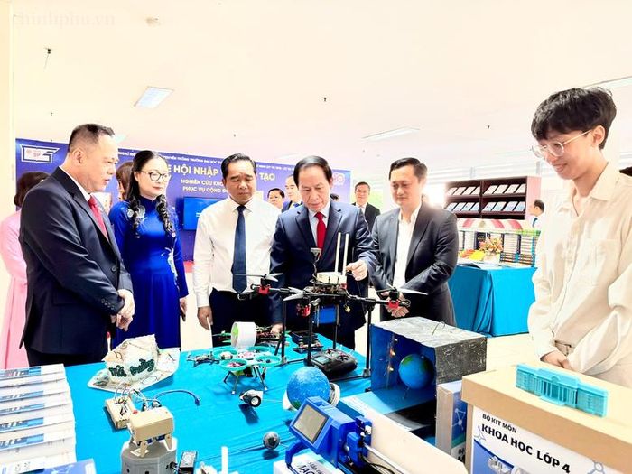 Phó Thủ tướng Chính phủ Lê Tiến Châu và các đại biểu thăm triển lãm của trường - Ảnh: chinhphu.vn/Thu Sa