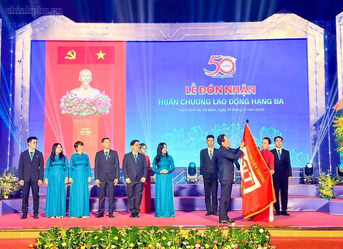 Phó Thủ tướng trao Huân chương Lao động hạng Ba cho khoa Tiếng Trung của trường - Ảnh: chinhphu.vn/Thu Sa