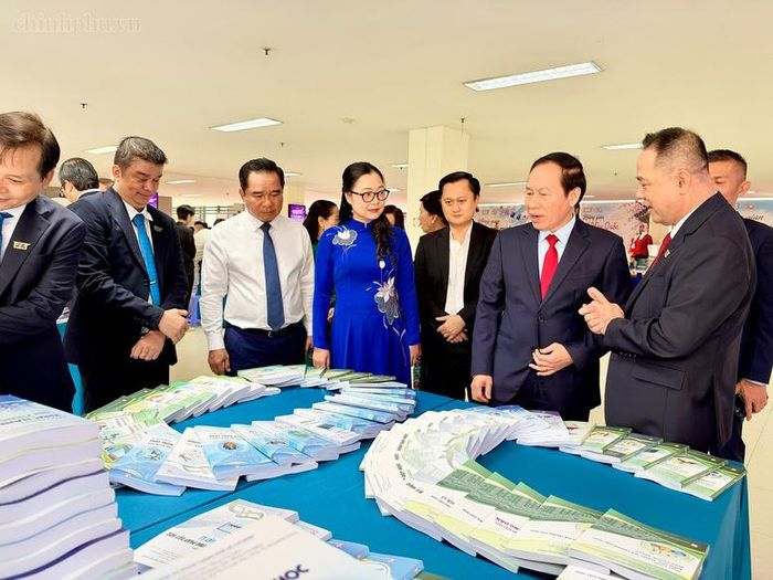 Phó Thủ tướng Chính phủ Lê Tiến Châu và các đại biểu thăm triển lãm của trường - Ảnh: chinhphu.vn/Thu Sa