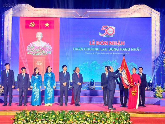 Phó Thủ tướng trao Huân chương Lao động hạng Nhất cho Trường Đại học Sư phạm Thành phố Hồ Chí Minh - Ảnh: chinhphu.vn/Thu Sa