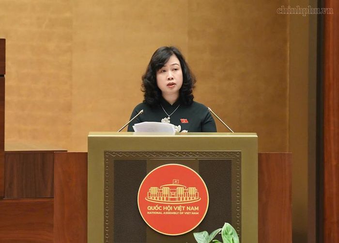 Bộ trưởng Bộ Y tế Đào Hồng Lan trình bày Tờ trình tóm tắt về dự án Luật An toàn thực phẩm (sửa đổi) - Ảnh: chinhphu.vn/Nhật Bắc