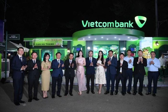 Lãnh đạo Ngân hàng Nhà nước và lãnh đạo các bộ, ngành tham quan gian hàng tại Sóng Festival 2026 - Ảnh: chinhphu.vn