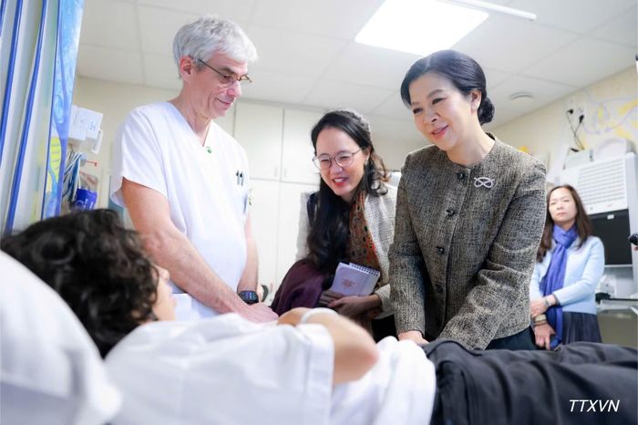 Bà Ngô Phương Ly, Phu nhân Tổng Bí thư, Chủ tịch nước thăm hỏi và động viên bệnh nhi đang điều trị tại Bệnh viện Nhi Đại học Hoàng hậu Fabiola (HUDERF). (Ảnh: TTXVN)