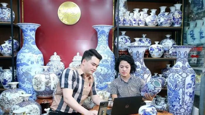 Nghệ nhân Trần Trung Hiếu (xã Bát Tràng, huyện Gia Lâm, Hà Nội) chia sẻ với đồng nghiệp về quy trình đưa sản phẩm lên sàn thương mại điện tử. (Ảnh: HUY HOÀNG)