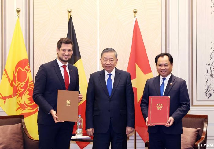 Tổng Bí thư, Chủ tịch nước Tô Lâm chứng kiến lễ trao biên bản ghi nhớ hợp tác giữa Bộ Nông nghiệp và Môi trường và chính quyền Wallonie về nông nghiệp, quản lý tài nguyên và bảo vệ môi trường. (Ảnh: Thống Nhất/TTXVN)