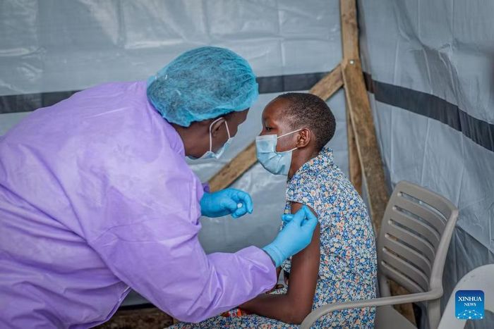 Một tình nguyện viên tham gia thử nghiệm lâm sàng nhận liều vaccine chống lại virus Ebola chủng Bundibugyo trong đợt thử nghiệm lâm sàng Tumaini ở Bunia, miền đông CHDC Congo. (Ảnh: Tân Hoa xã)