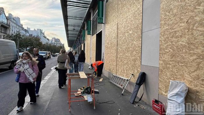 Nhiều khu phố thương mại tại Paris đồng loạt chuyển sang trạng thái "cố thủ". Sự gia tăng các biện pháp phòng vệ tự phát này là nhằm tránh thiệt hại nặng nề do nạn đập phá, hôi của xảy ra trong các cuộc biểu tình cuối tuần trước. (Ảnh: KHẢI HOÀN)