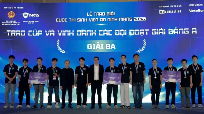 Ông Vũ Ngọc Sơn,Trưởng Ban Nghiên cứu, tư vấn, phát triển công nghệ và Hợp tác quốc tế-Hiệp hội An ninh mạng quốc gia (thứ năm từ trái sang) và ông Vũ Duy Hiền, Phó Tổng Thư ký, Chánh Văn phòng-Hiệp hội An ninh mạng quốc gia (thứ bảy từ trái sang) trao thưởng cho các đội đạt giải Ba tại Bảng A. (Ảnh NCA).