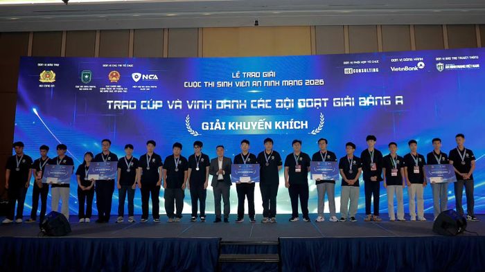 Thượng tá Trần Việt Cường, Phó Giám đốc Trung tâm 2, Cục An ninh mạng (A05), Bộ Công an trao thưởng cho các đội đạt giải Khuyến khích tại Bảng A. (Ảnh NCA)