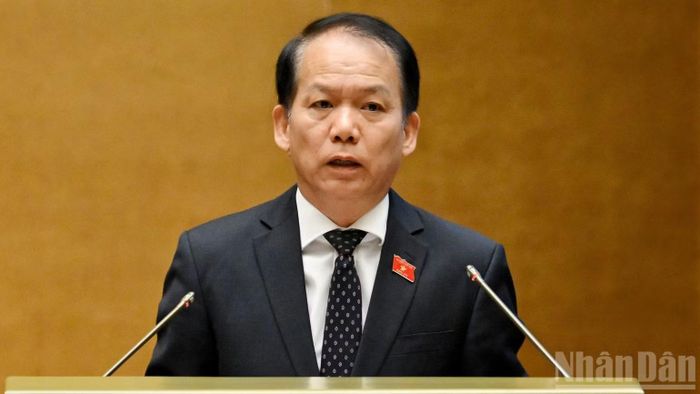Thừa ủy quyền của Thủ tướng, Bộ trưởng Tư pháp Hoàng Thanh Tùng trình bày Tờ trình dự án Luật. (Ảnh: THỦY NGUYÊN)
