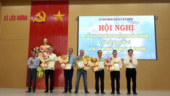 Xã Liên Hương trao bản ghi nhớ đối với các doanh nghiệp. (Ảnh: CTV)