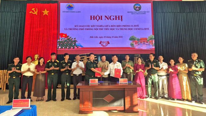 Đại diện Chỉ huy đồn Biên phòng và lãnh đạo Trường phổ thông nội trú tiểu học và trung học cơ sở Ia Rvê ký giao ước kết nghĩa giai đoạn 2026-2030. (Ảnh: NGUYỄN LÂN)