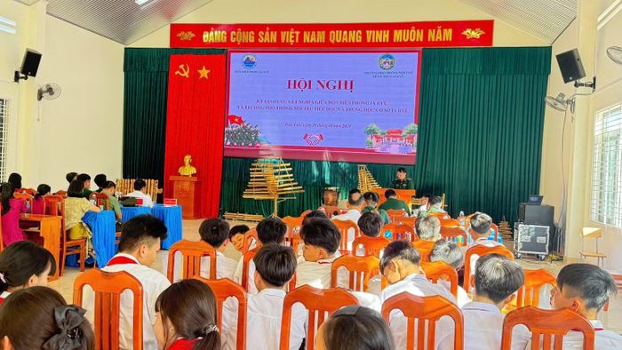Quang cảnh hội nghị ký giao ước kết nghĩa. (Ảnh: NGUYỄN LÂN)