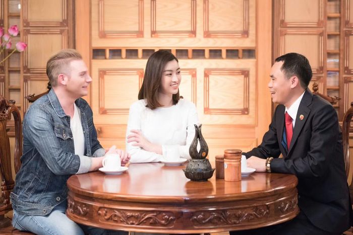 Chủ tịch Trầm Hương Khánh Hòa Nguyễn Văn Tưởng giới thiệu Văn hóa thưởng trầm đến các ngôi sao trong làng giải trí Việt. (Ảnh: ĐỨC ANH)