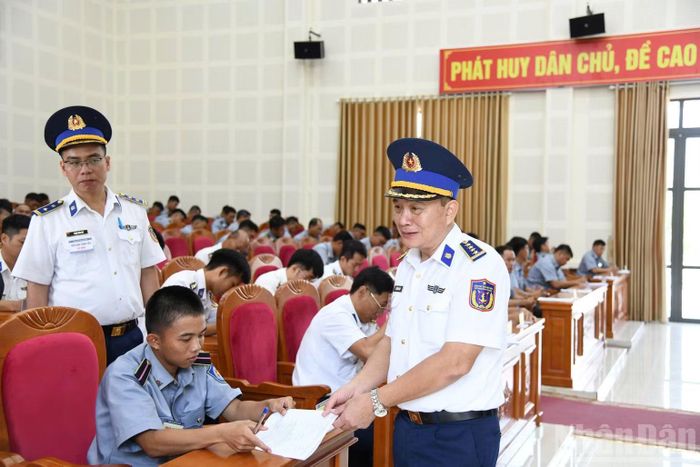 Phần thi lý thuyết quân sự. (Ảnh: Lê Đình Thìn)