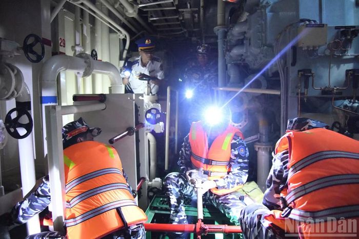 Một kíp của tàu cảnh sát biển đang thể hiện phần thi bảo vệ sức khỏe của tàu. (Ảnh: Lê Đình Thìn)