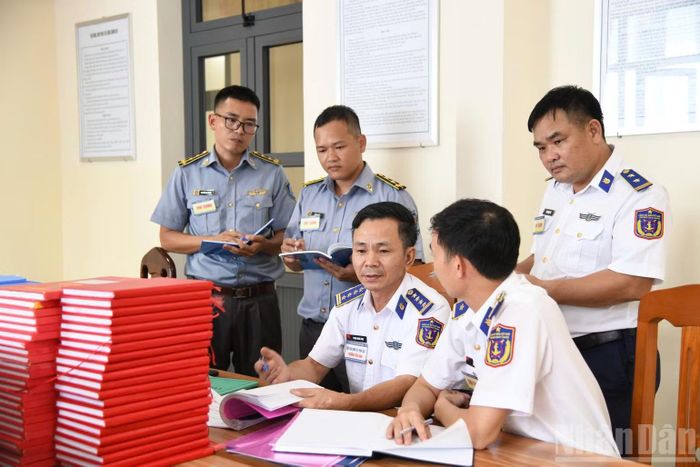 Kiểm tra công tác đăng ký, ghi chép, sổ sách của chuyên ngành chính trị. (Ảnh: Lê Đình Thìn)