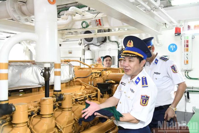 Kiểm tra bảo quản máy móc, trang thiết bị của một tàu tham gia hội thi. (Ảnh: Lê Đình Thìn)